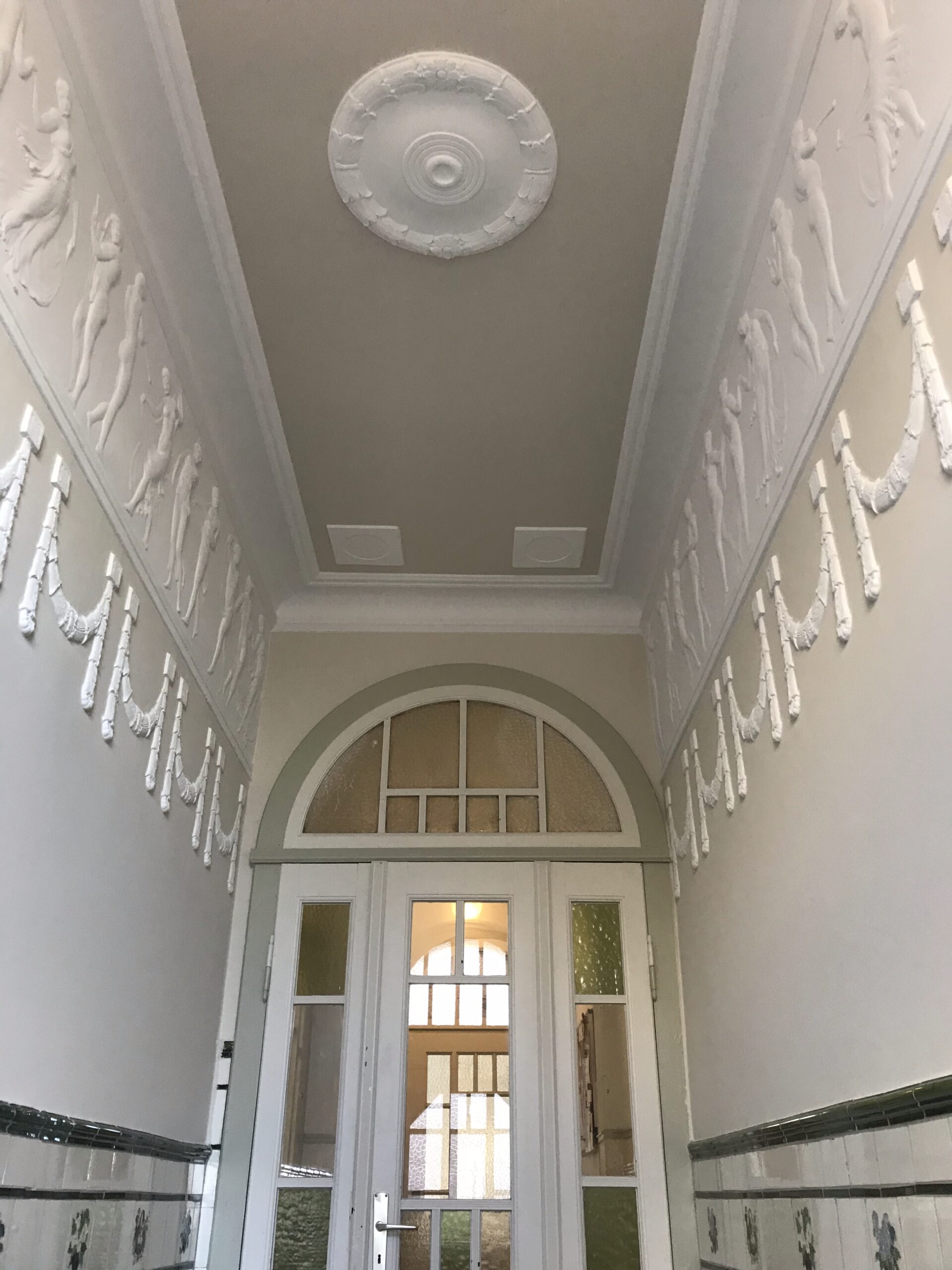 IMG 1623 scaled - Maler in Rostock Ronny Rohde - fugenloses Bad Rostock, Wandgestaltung Rostock