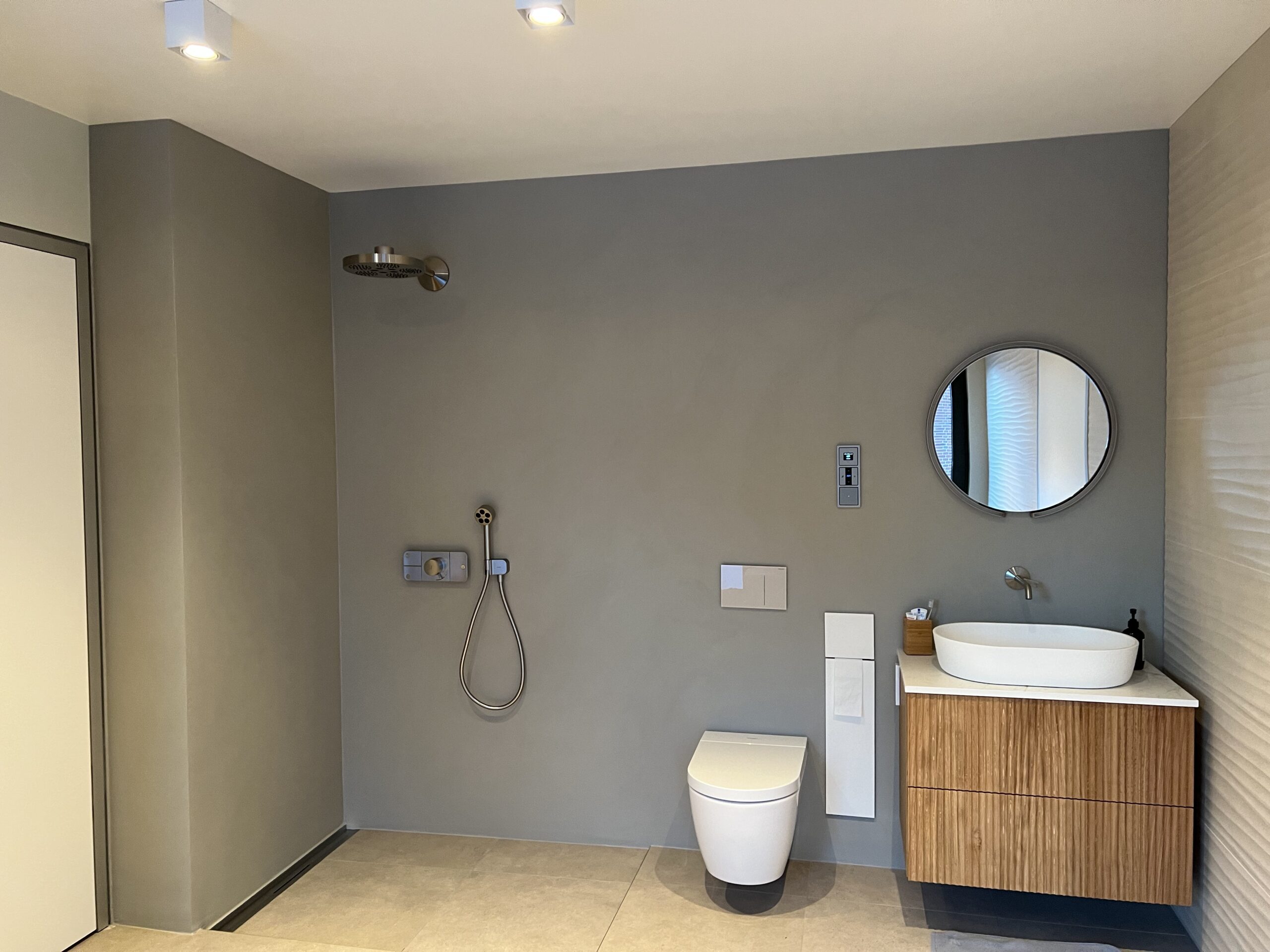 IMG 7465 scaled - Maler in Rostock Ronny Rohde - fugenloses Bad Rostock, Wandgestaltung Rostock