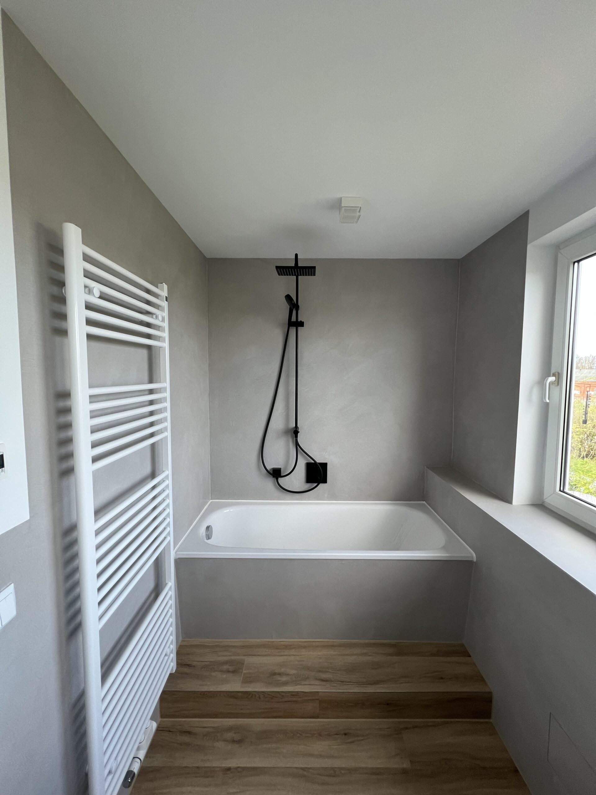 IMG 7848 scaled - Maler in Rostock Ronny Rohde - fugenloses Bad Rostock, Wandgestaltung Rostock