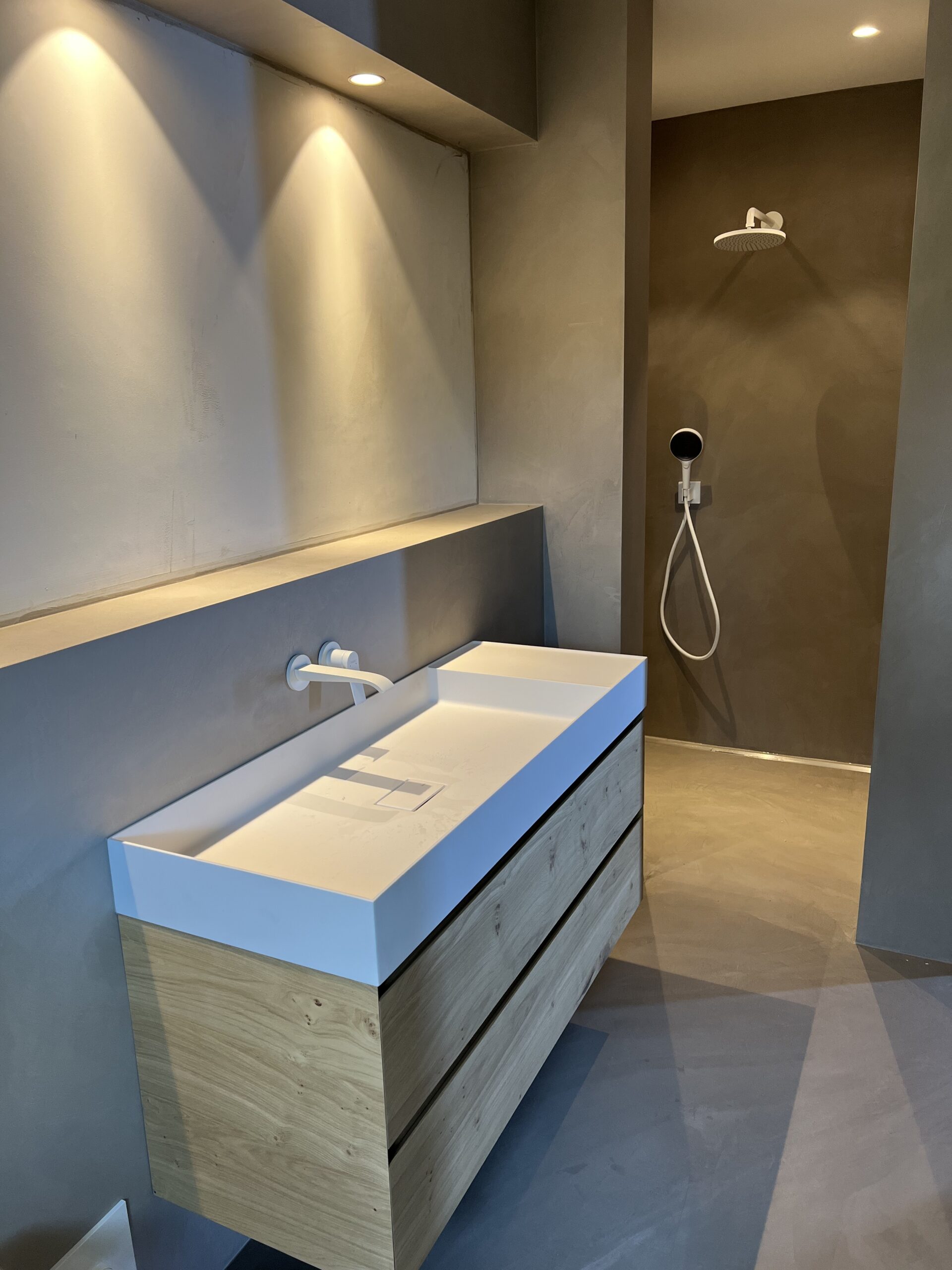 IMG 9539 scaled - Maler in Rostock Ronny Rohde - fugenloses Bad Rostock, Wandgestaltung Rostock