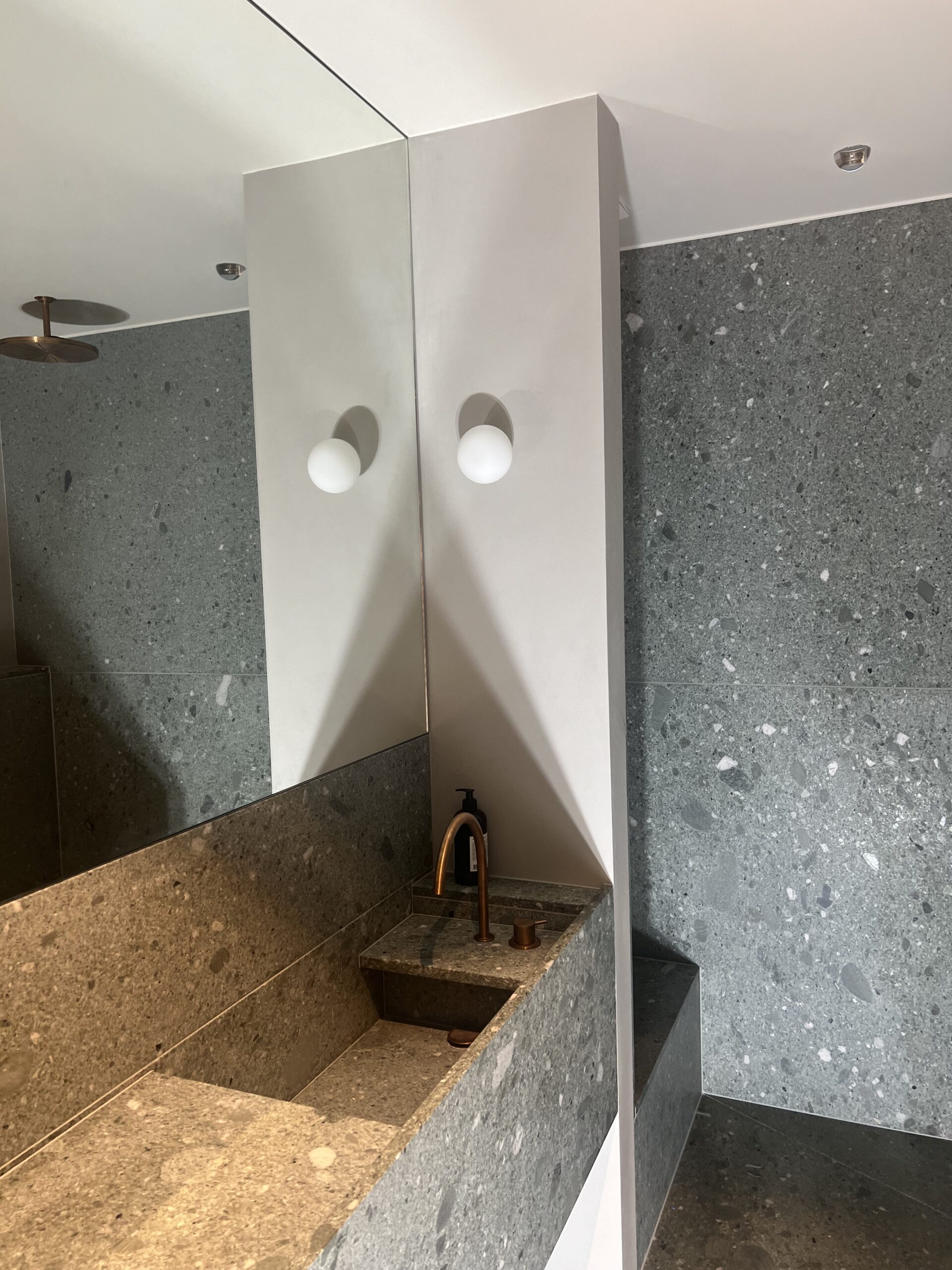 IMG 9573 scaled - Maler in Rostock Ronny Rohde - fugenloses Bad Rostock, Wandgestaltung Rostock